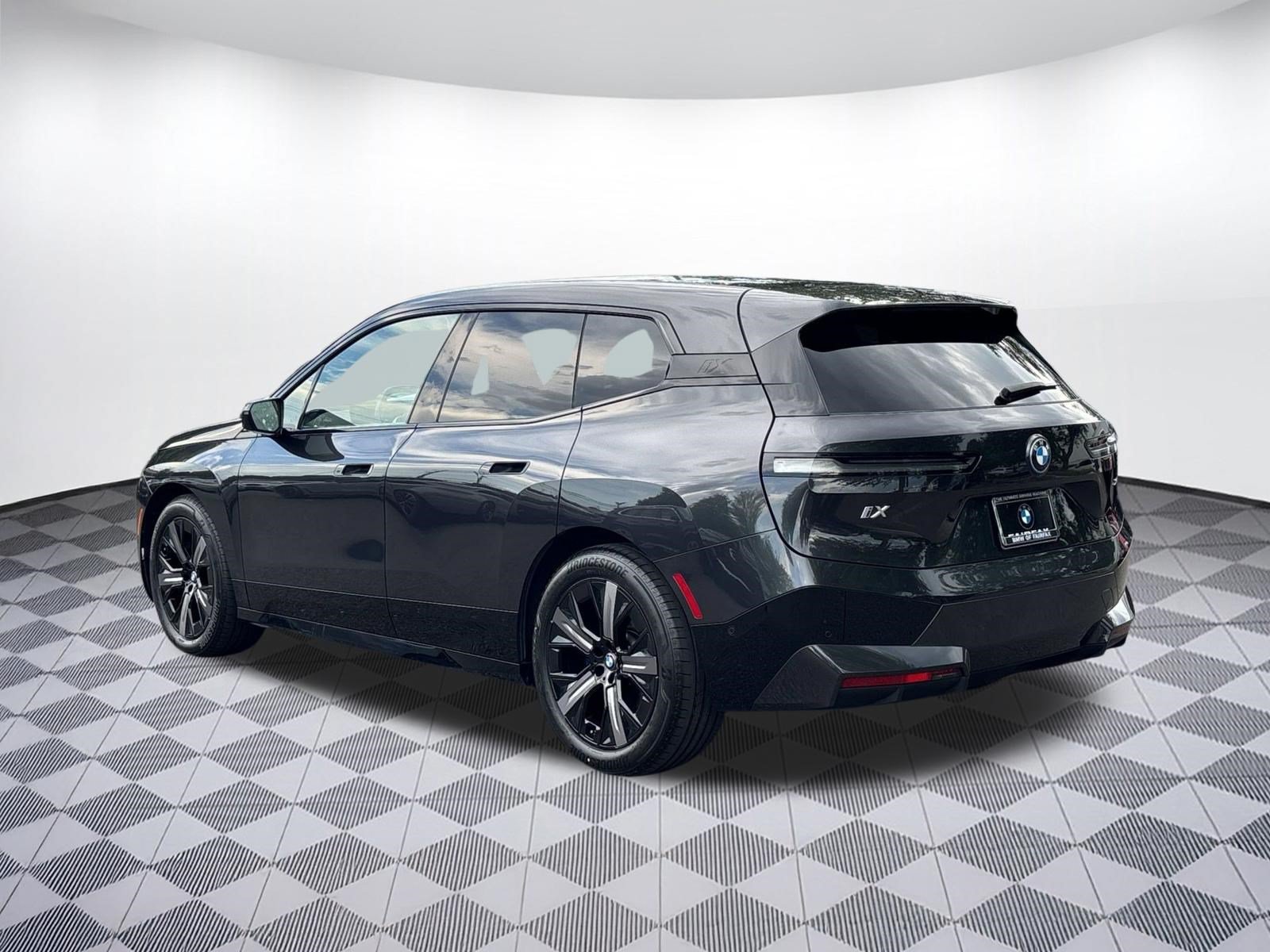 Used 2023 BMW iX xDrive50 w/ Premium Package AWD/4WD image 3
