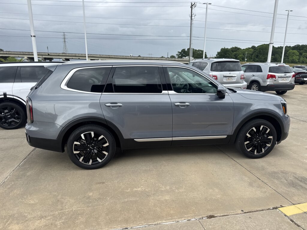 Used 2024 Kia Telluride SX w/ Towing Package FWD image 12