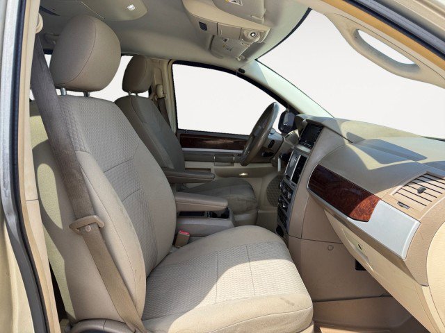 Used 2010 Chrysler Town & Country Touring w/ Entertainment Group #2 FWD image 10
