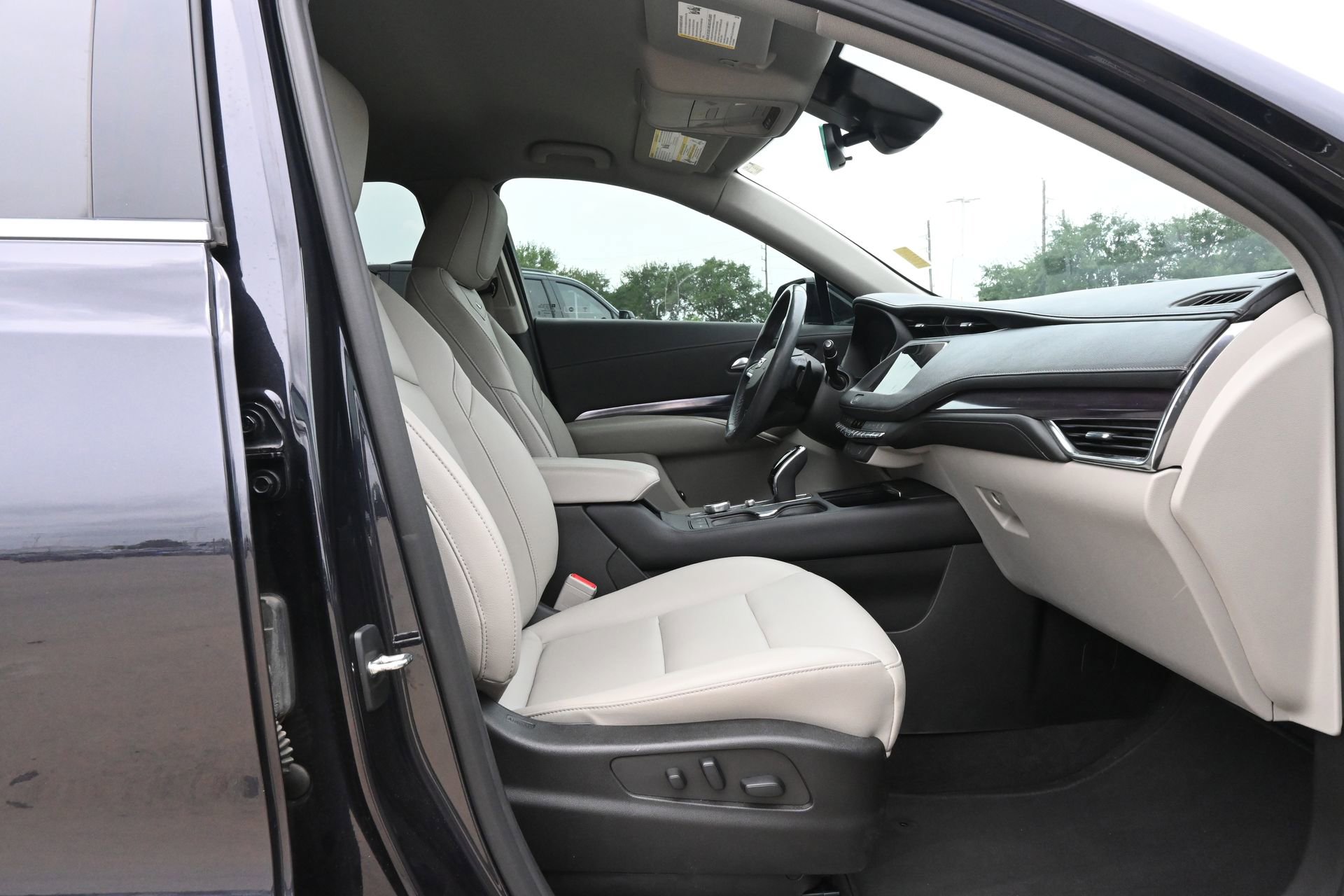 Used 2023 Cadillac XT4 Luxury w/ Cold Weather Package FWD image 26