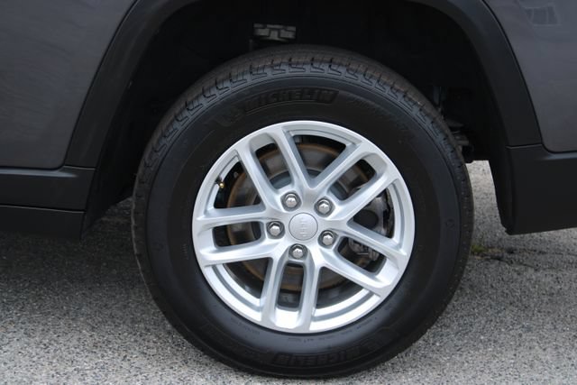 Used 2023 Jeep Grand Cherokee L Laredo w/ Luxury Tech Group I RWD image 8