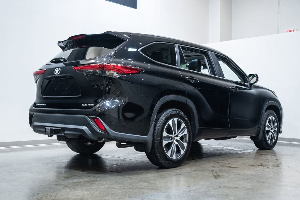Used 2023 Toyota Highlander XLE AWD/4WD image 10