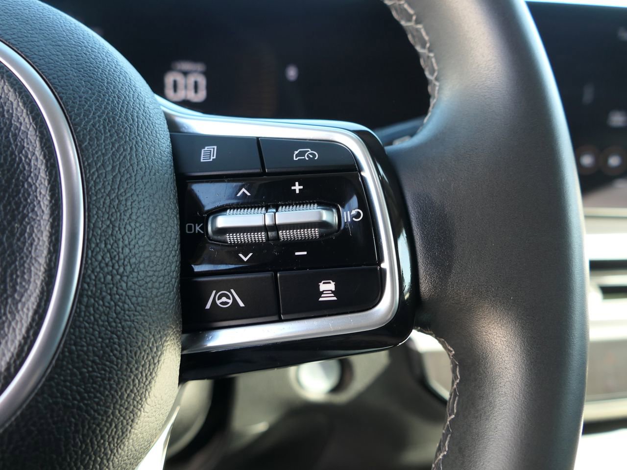 Used 2025 Kia Sorento EX w/ EX Panoramic Sunroof Package image 15