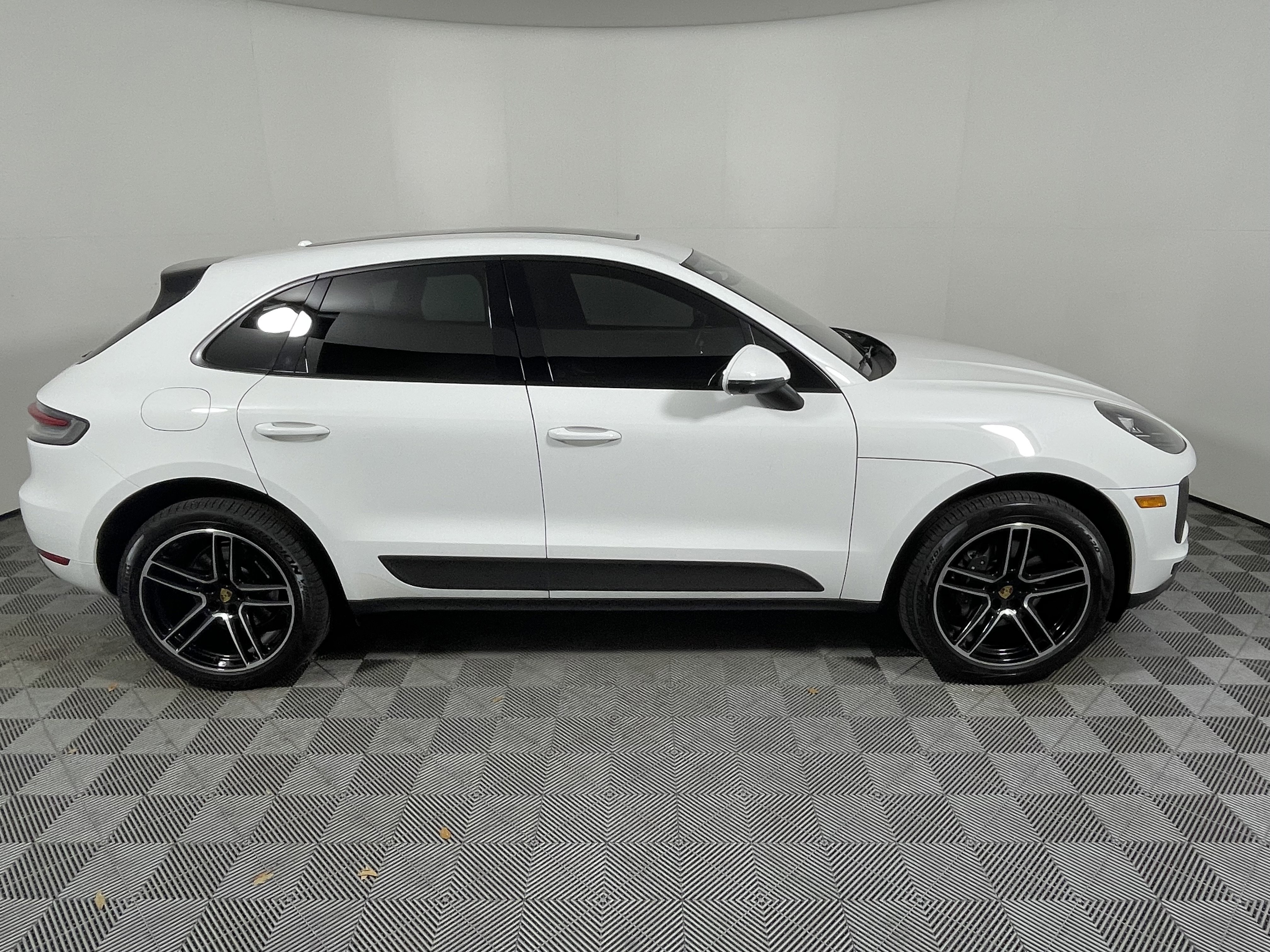 Certified 2021 Porsche Macan image 8
