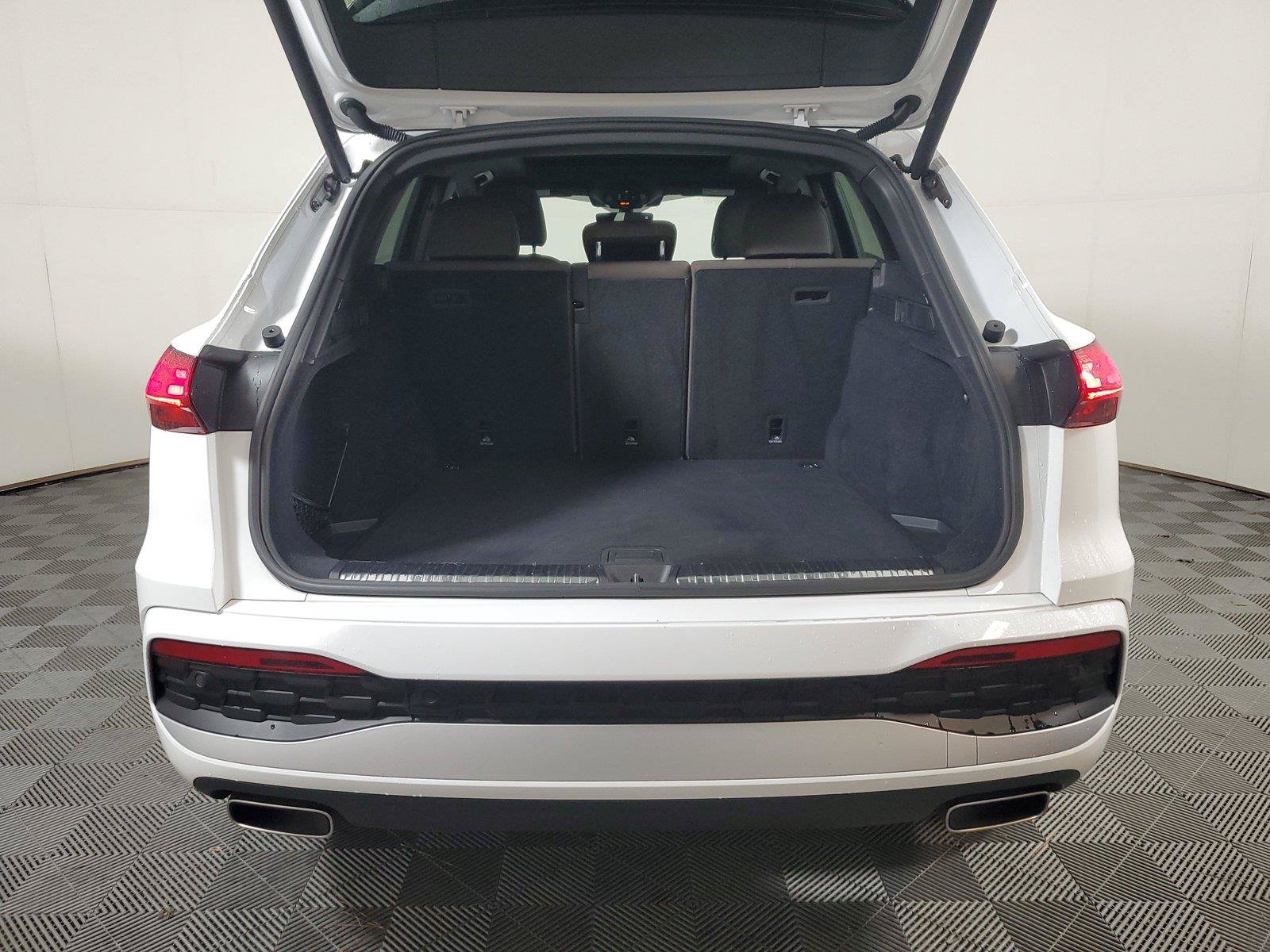 Used 2025 Audi Q5 Premium w/ Convenience Package AWD/4WD image 9