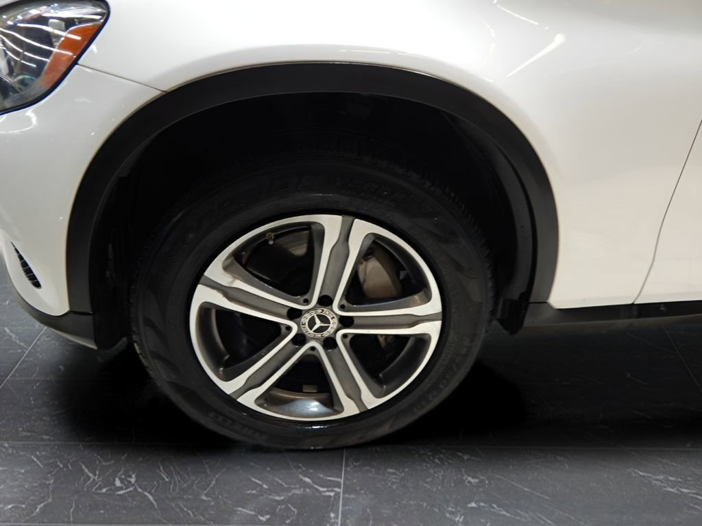 Used 2019 Mercedes-Benz GLC 300 4MATIC w/ Premium Package image 10