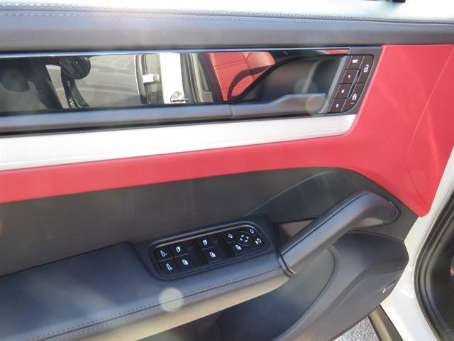 Used 2024 Porsche Cayenne S image 8