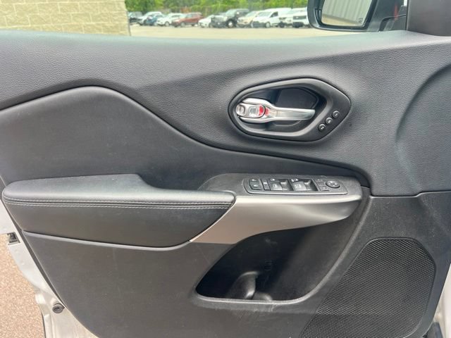 Used 2019 Jeep Cherokee Limited AWD/4WD image 19