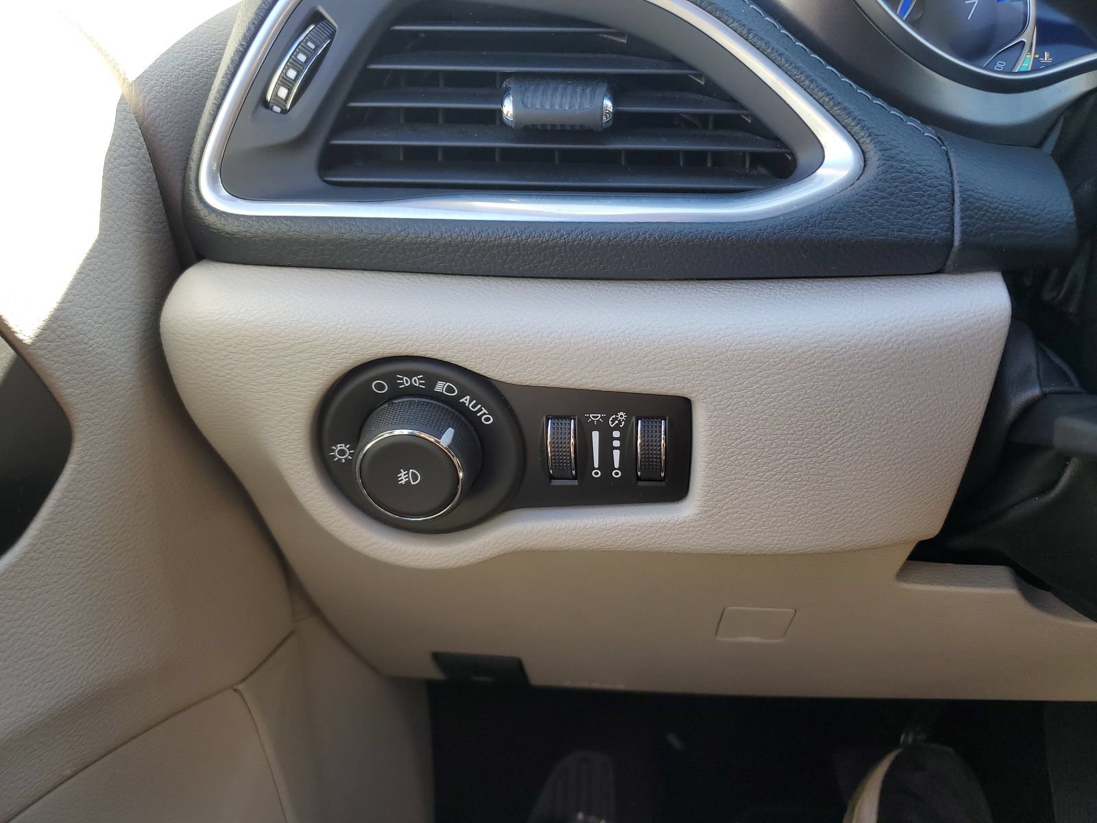 Used 2019 Chrysler Pacifica Limited FWD image 23