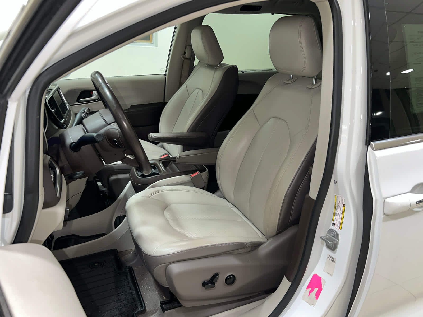 Used 2018 Chrysler Pacifica Touring-L FWD image 13