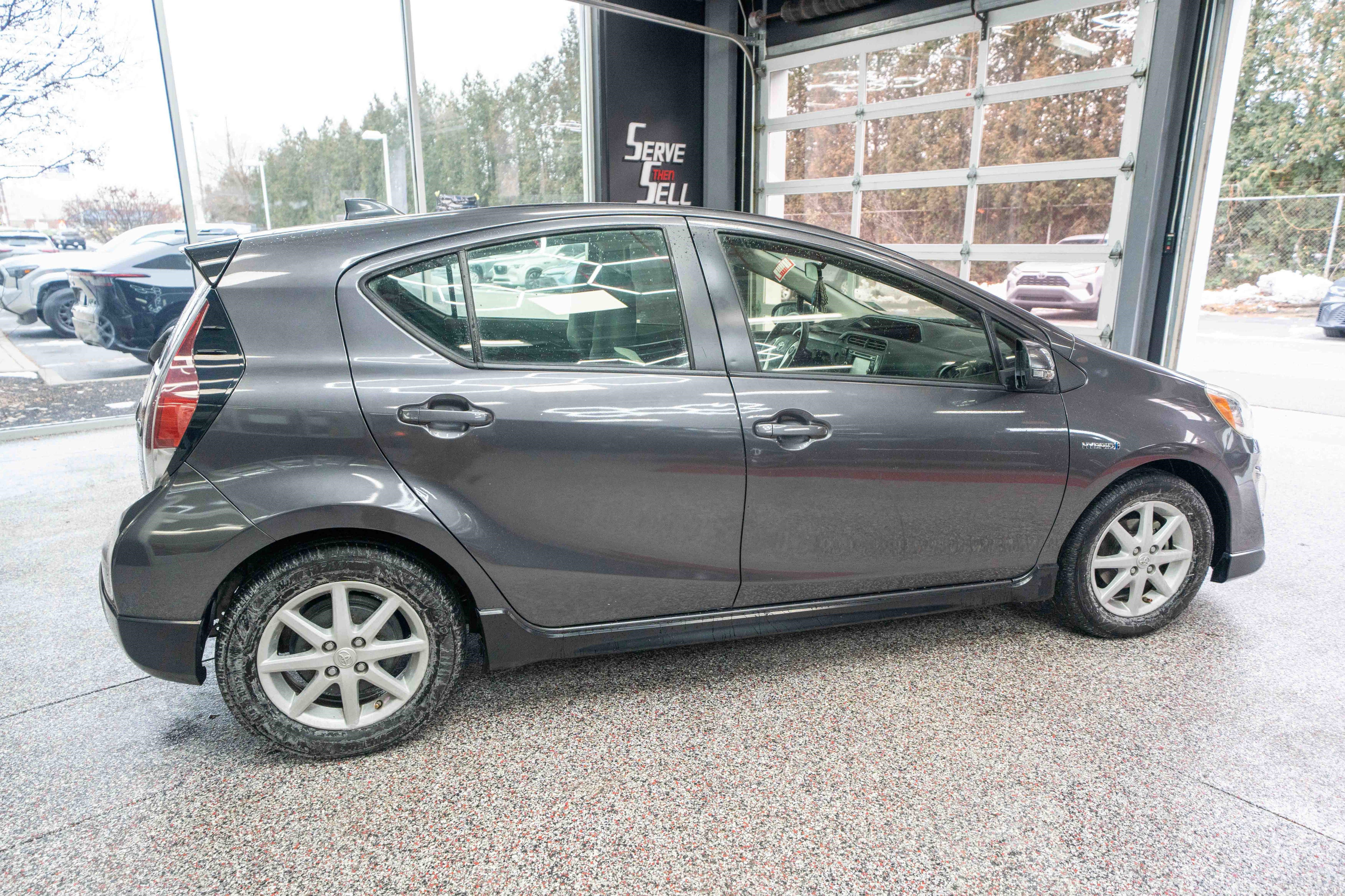 Used 2017 Toyota Prius C One image 4