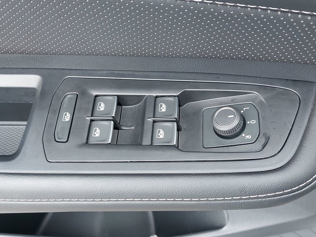 Used 2025 Volkswagen Atlas Cross Sport SE image 23