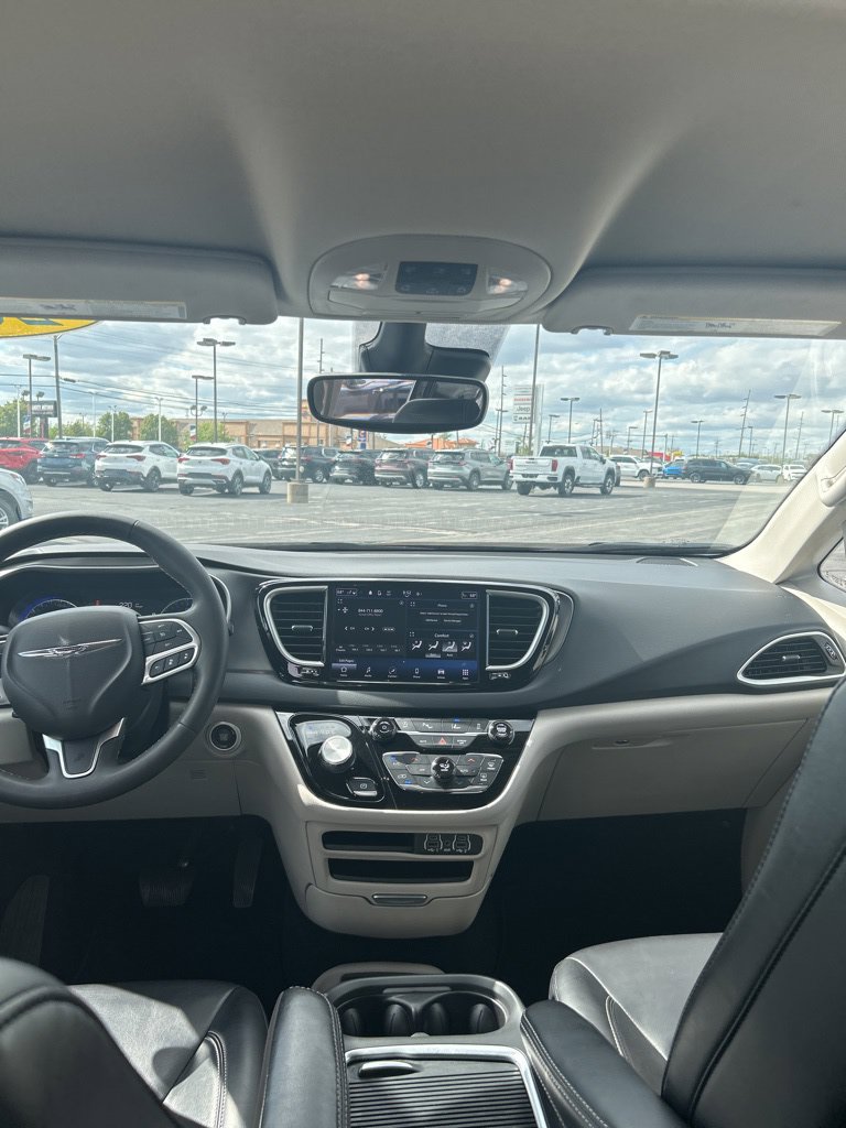 Used 2023 Chrysler Pacifica Touring-L FWD image 42