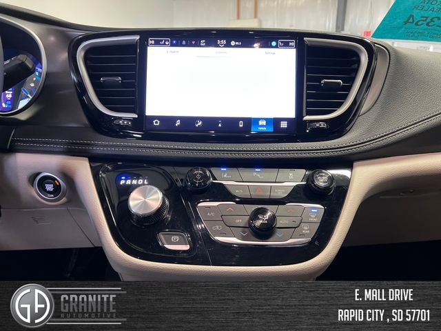 Used 2024 Chrysler Pacifica Select image 20