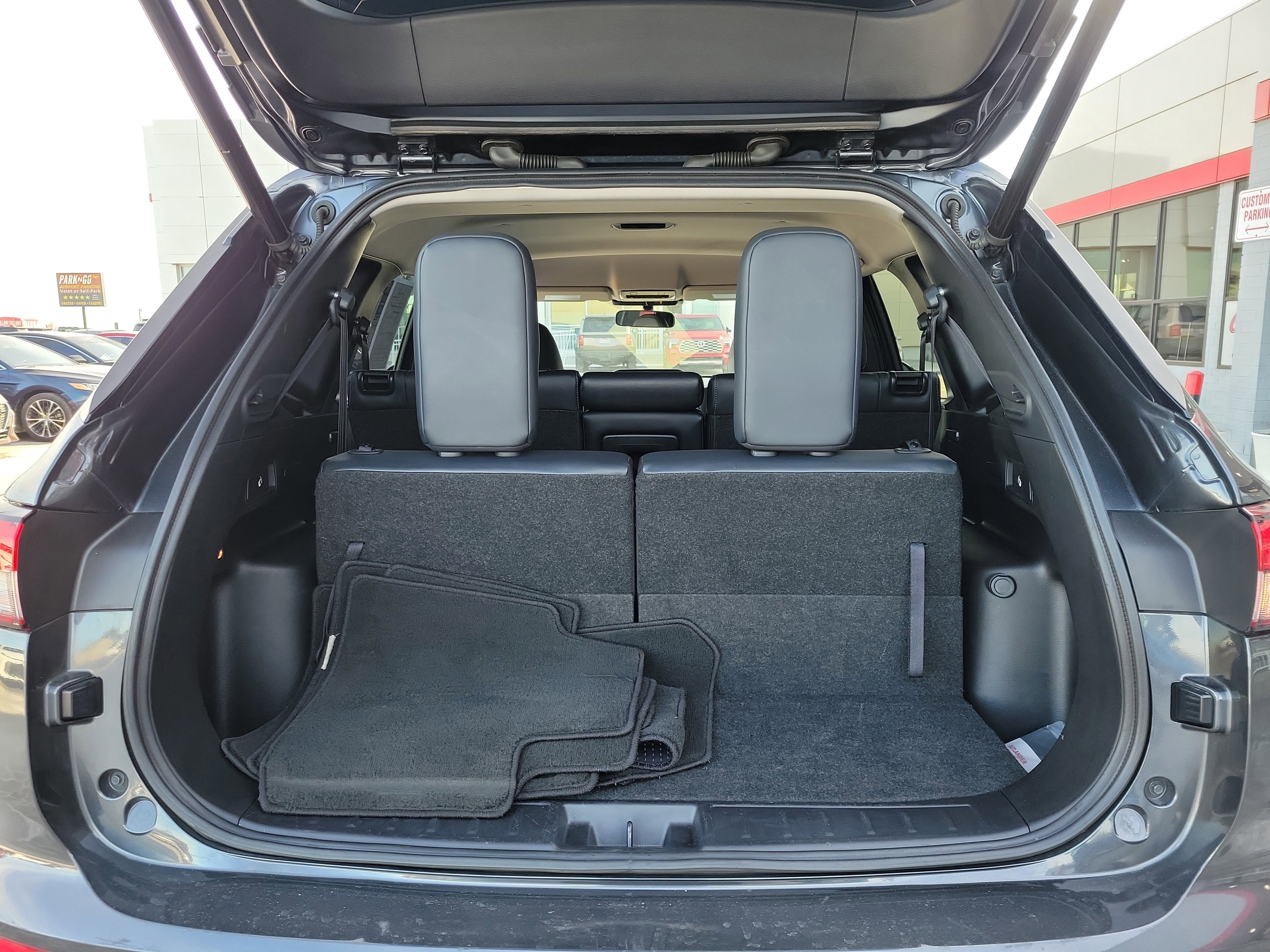 Used 2024 Mitsubishi Outlander SE image 8