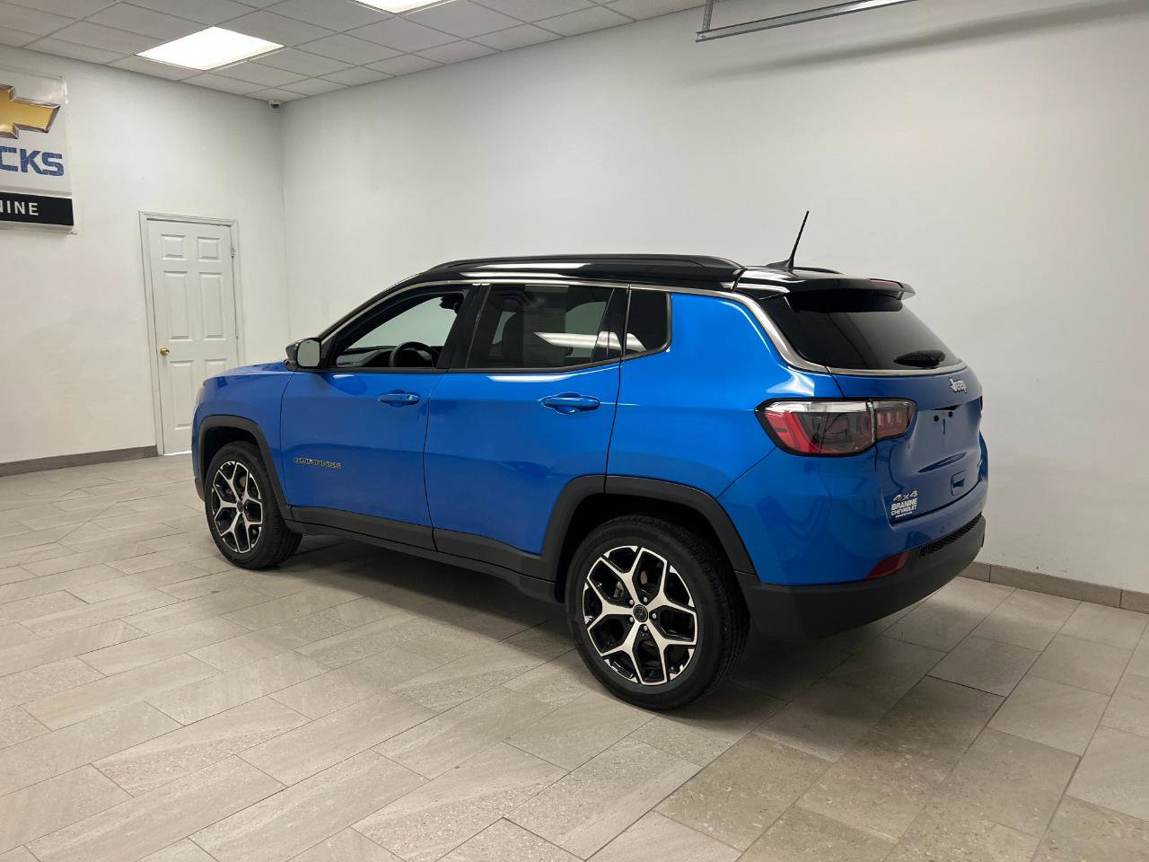 Used 2025 Jeep Compass Limited AWD/4WD image 9