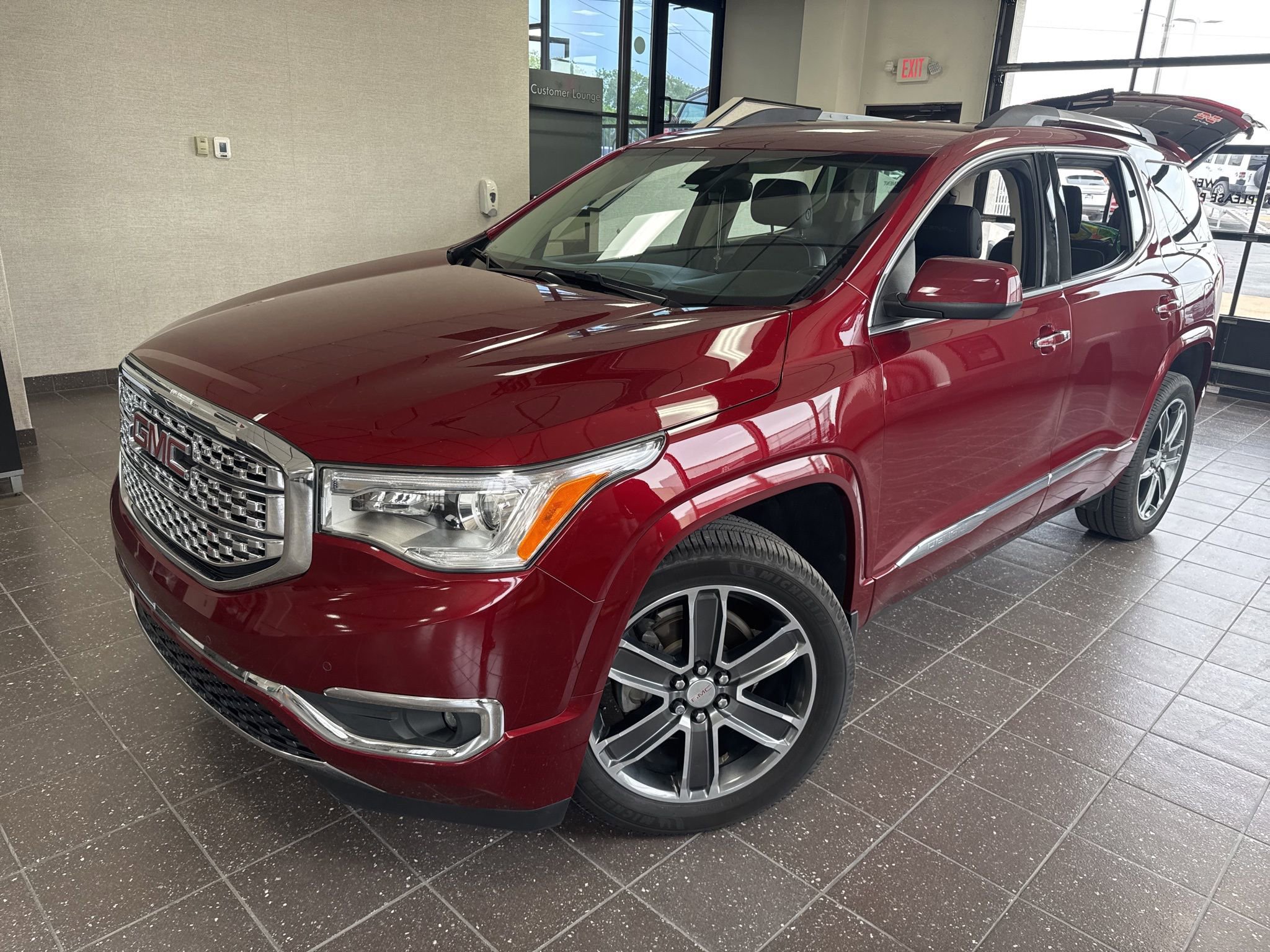 Used 2018 GMC Acadia Denali FWD image 1