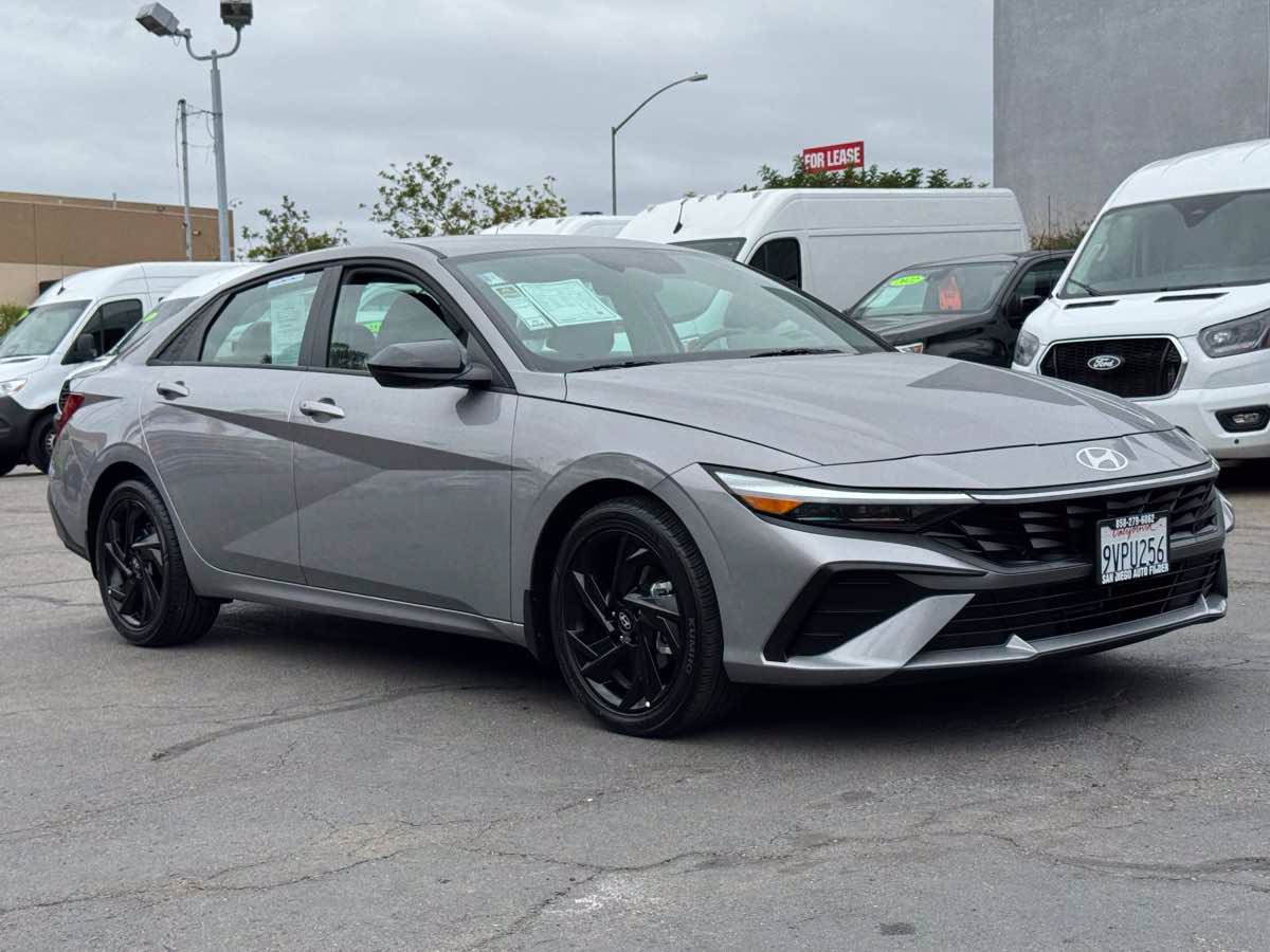 Used 2026 Hyundai Elantra Sport FWD image 4