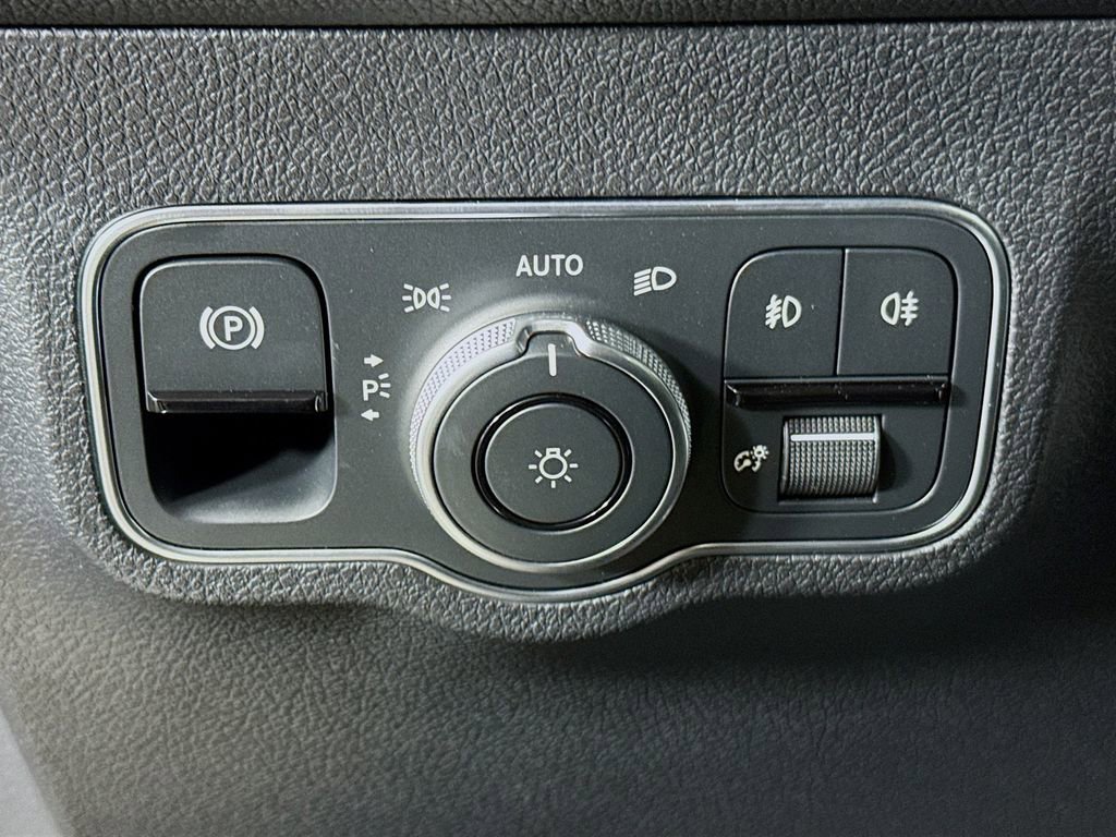 Used 2026 Mercedes-Benz GLB 250 4MATIC image 10