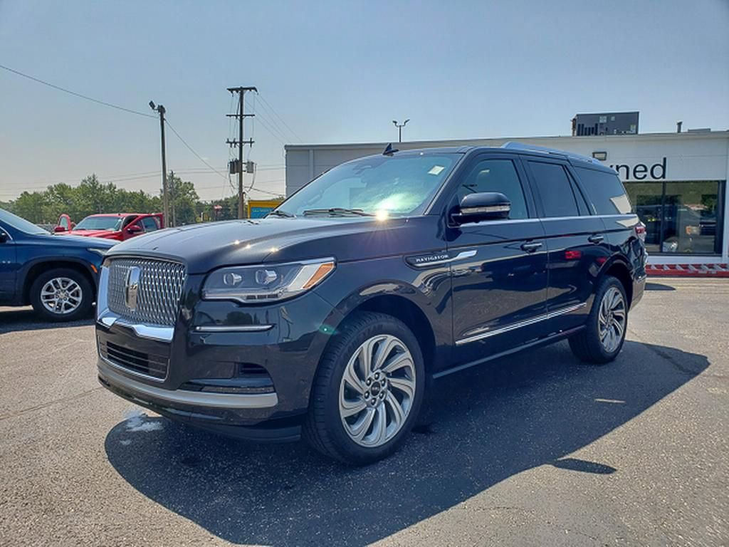 Used 2022 Lincoln Navigator Reserve image 3
