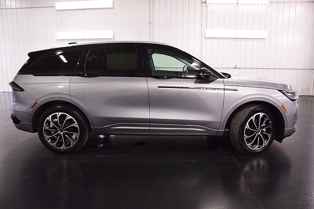 Used 2024 Lincoln Nautilus Reserve image 8