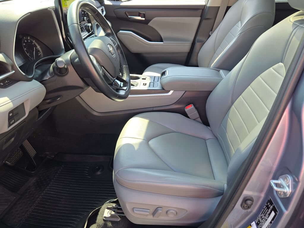 Used 2021 Toyota Highlander XLE AWD/4WD image 21