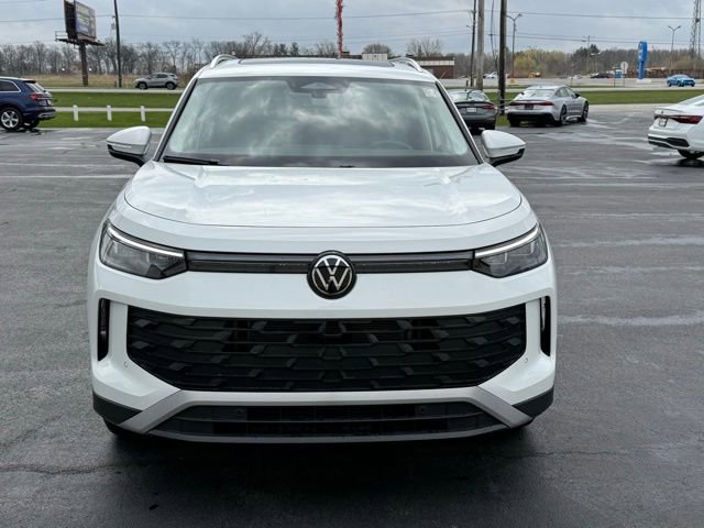 Certified 2025 Volkswagen Tiguan SE w/ Panoramic Sunroof Package AWD/4WD image 2