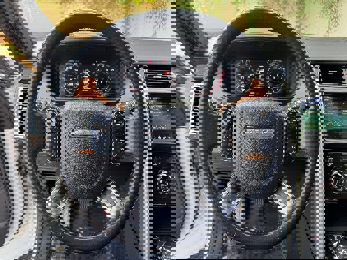 Used 2020 Land Rover Discovery HSE Luxury image 18