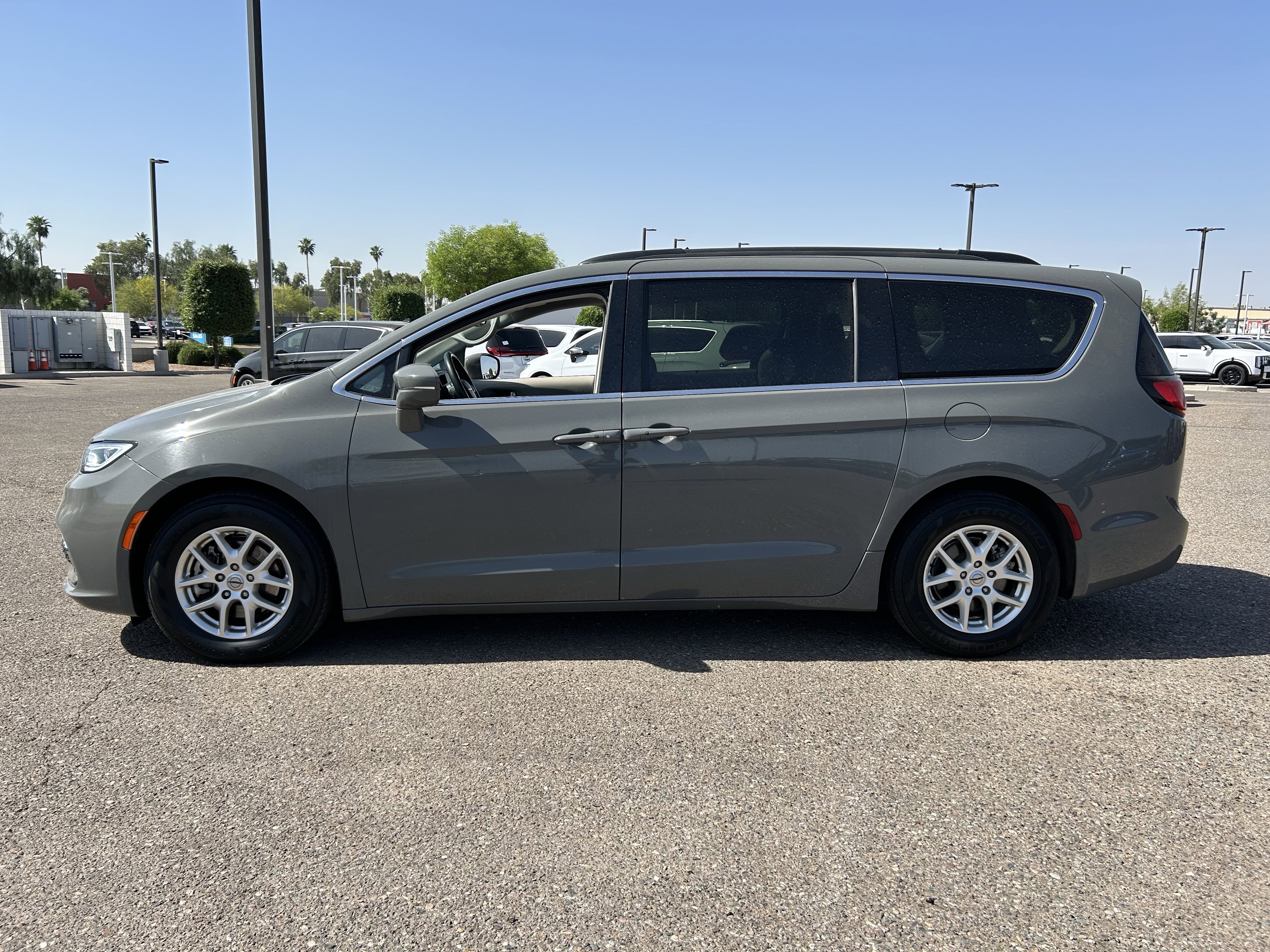 Certified 2022 Chrysler Pacifica Touring-L image 3
