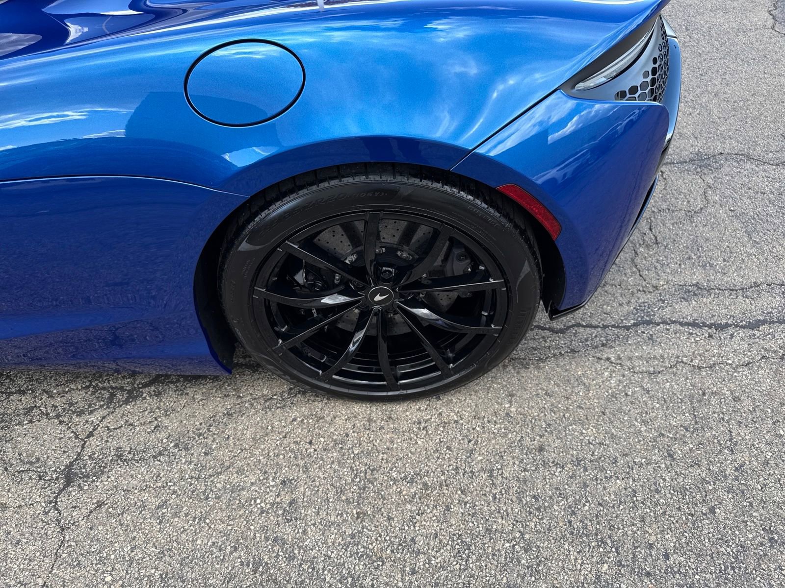 Used 2023 McLaren Artura image 17