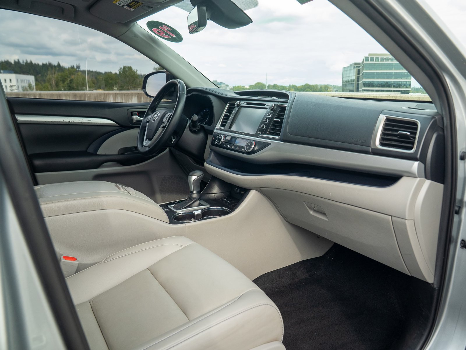 Used 2019 Toyota Highlander XLE FWD image 29