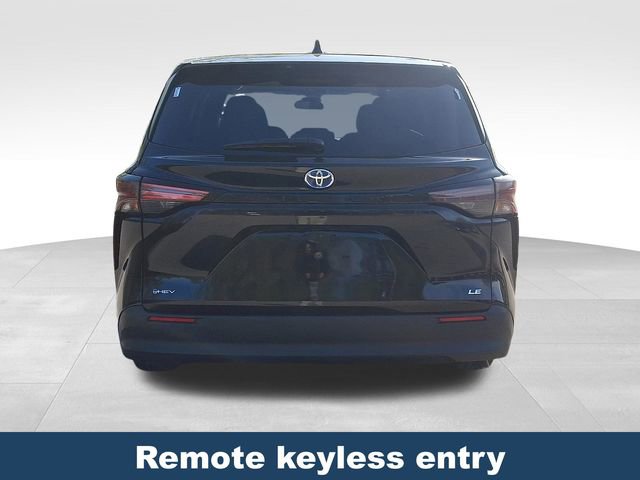 Used 2025 Toyota Sienna LE image 6