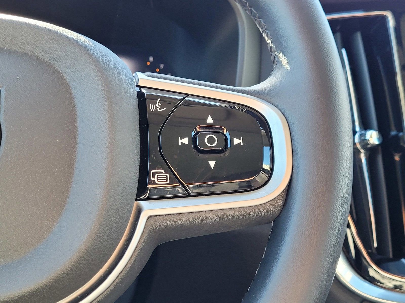 Certified 2025 Volvo V60 B5 Cross Country Plus image 18