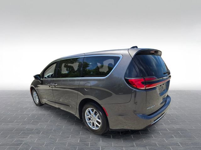 Used 2023 Chrysler Pacifica Touring-L FWD image 6