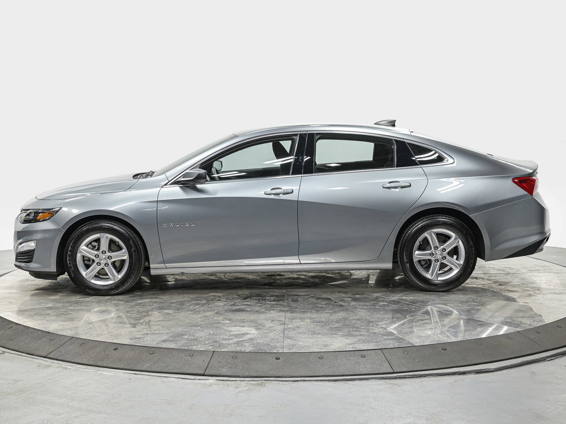 Used 2023 Chevrolet Malibu LS FWD image 2