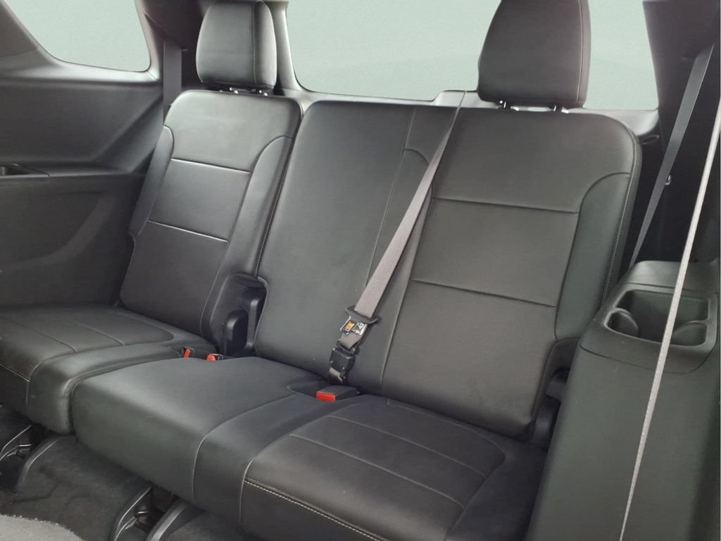Used 2023 Chevrolet Traverse Premier FWD image 16