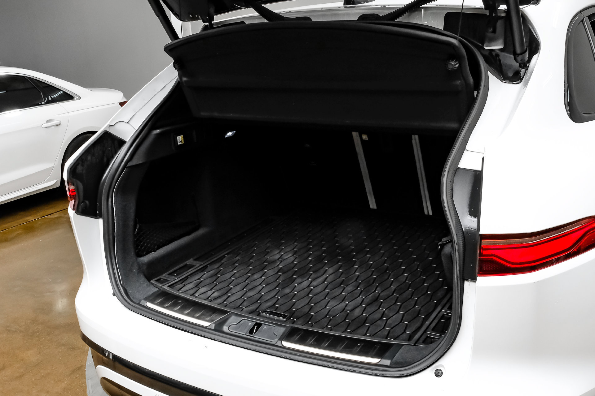 Used 2024 Jaguar F-PACE R-Dynamic S AWD/4WD image 55