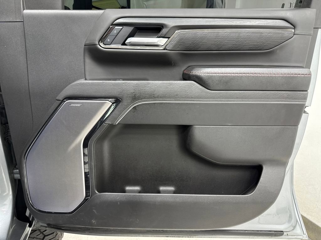 Used 2025 GMC Sierra 2500 AT4X image 8