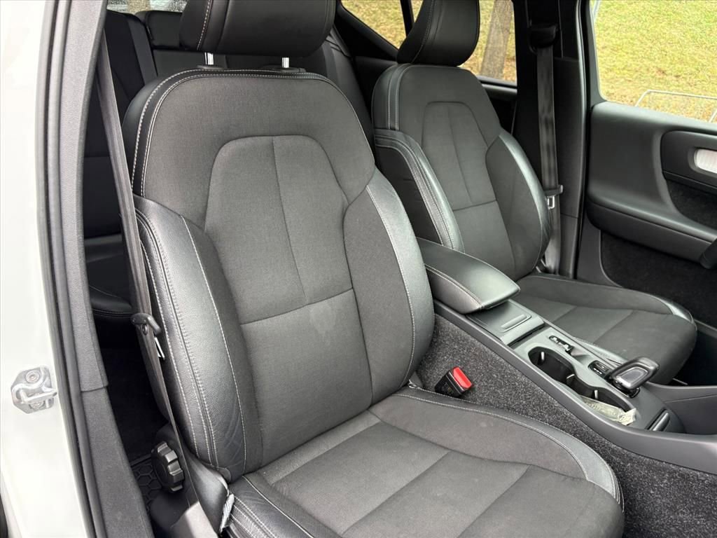 Used 2020 Volvo XC40 T5 Momentum image 17