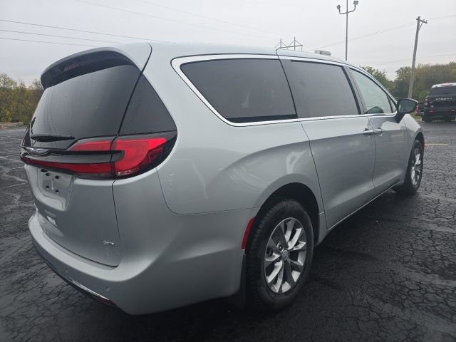 New 2026 Chrysler Pacifica Select image 7
