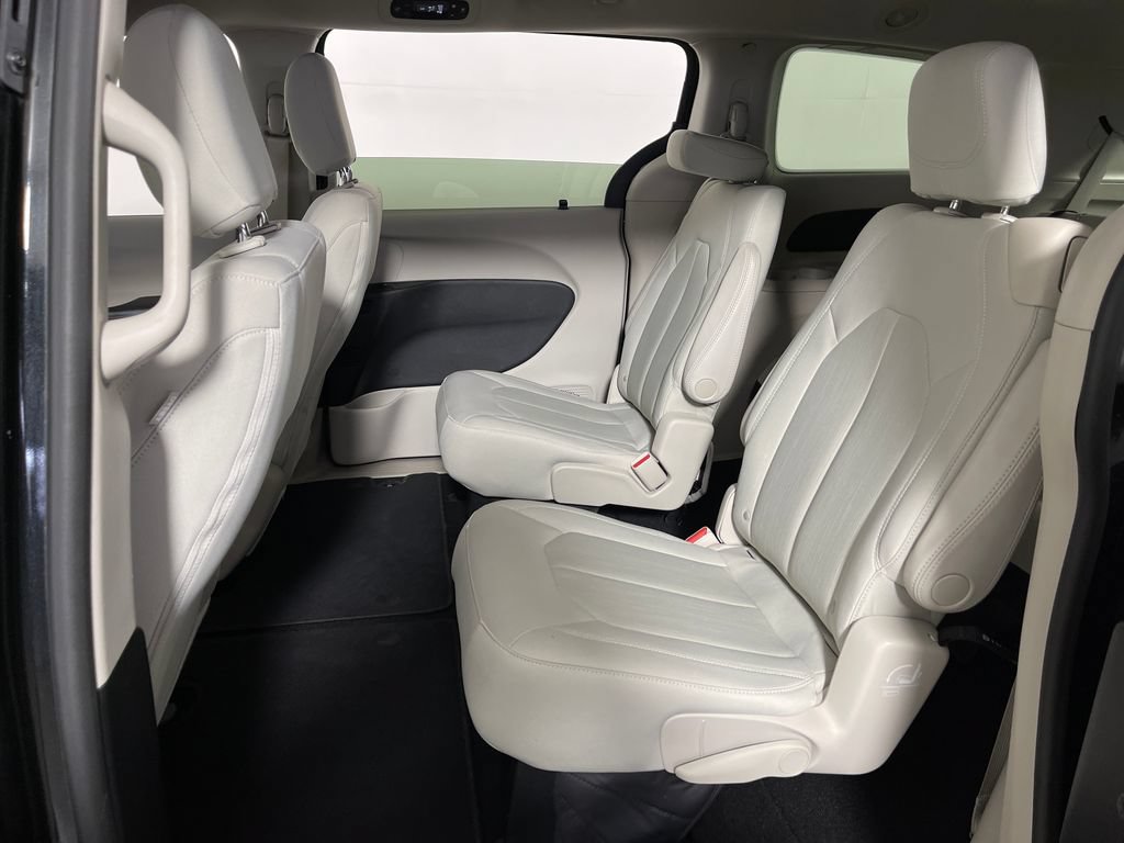 Used 2017 Chrysler Pacifica LX FWD image 13