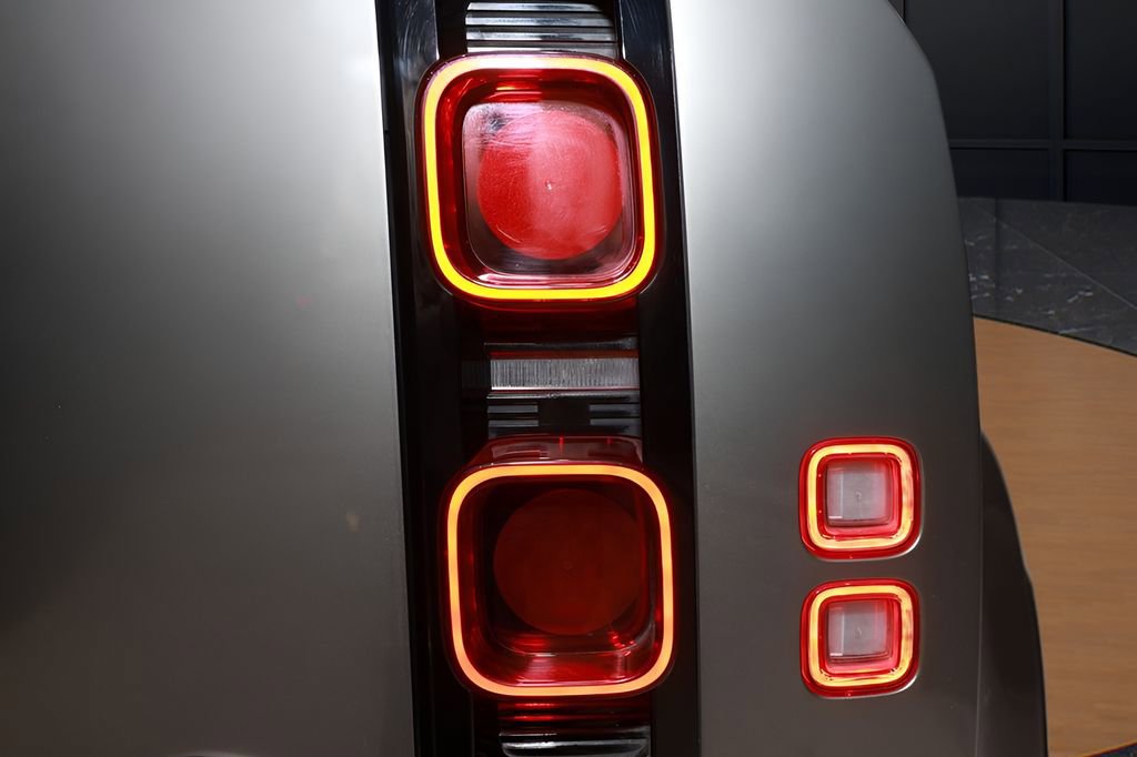 Used 2023 Land Rover Defender 110 X-Dynamic SE image 43