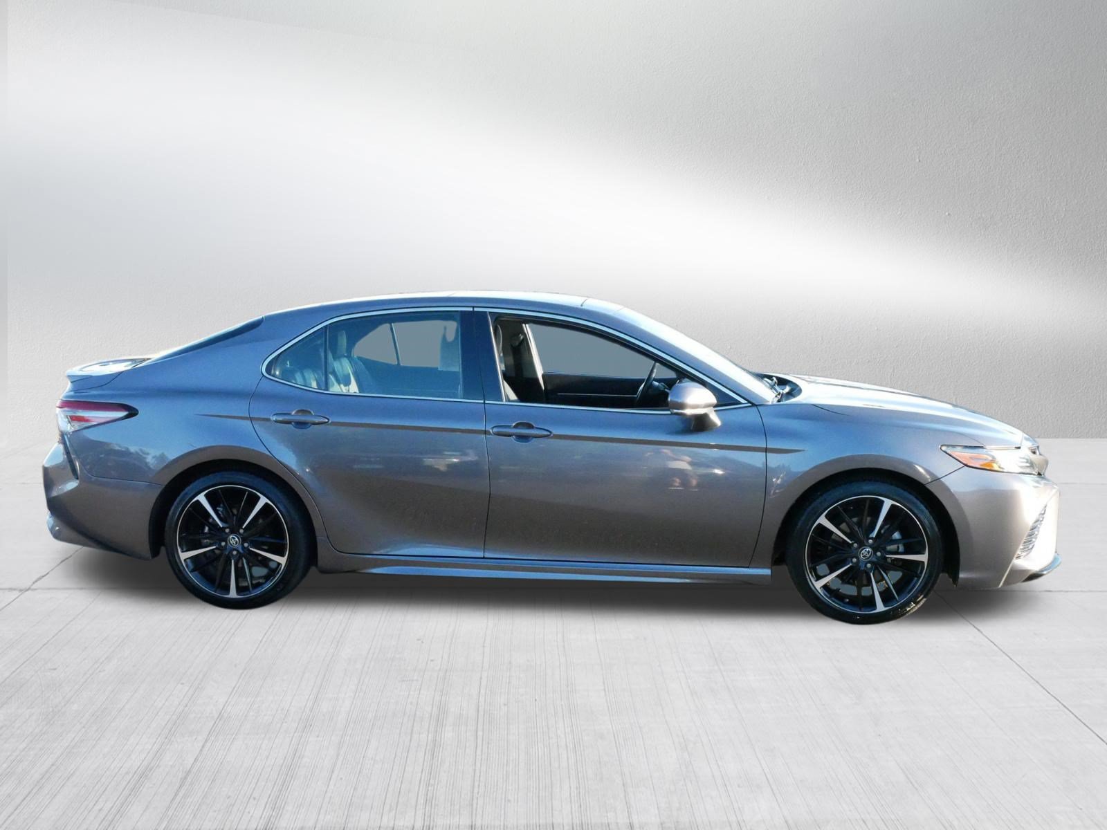 Used 2018 Toyota Camry XSE FWD image 8