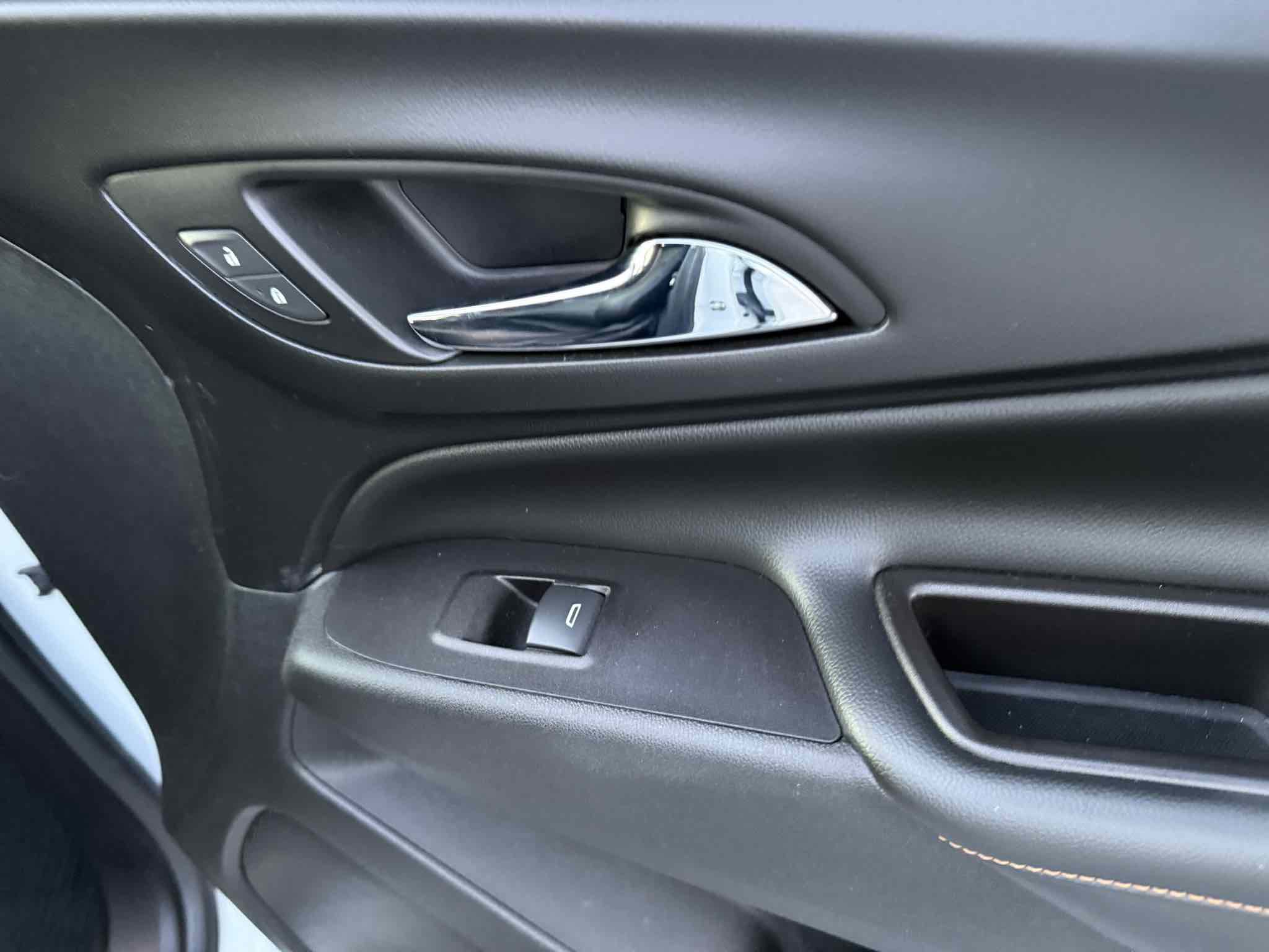 Used 2018 Chevrolet Equinox Premier FWD image 33