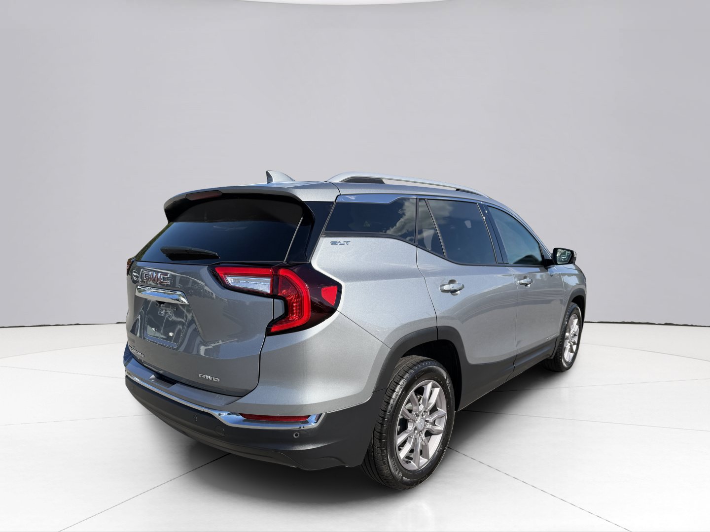 Used 2024 GMC Terrain SLT w/ LPO, Floor Liner Package AWD/4WD image 5