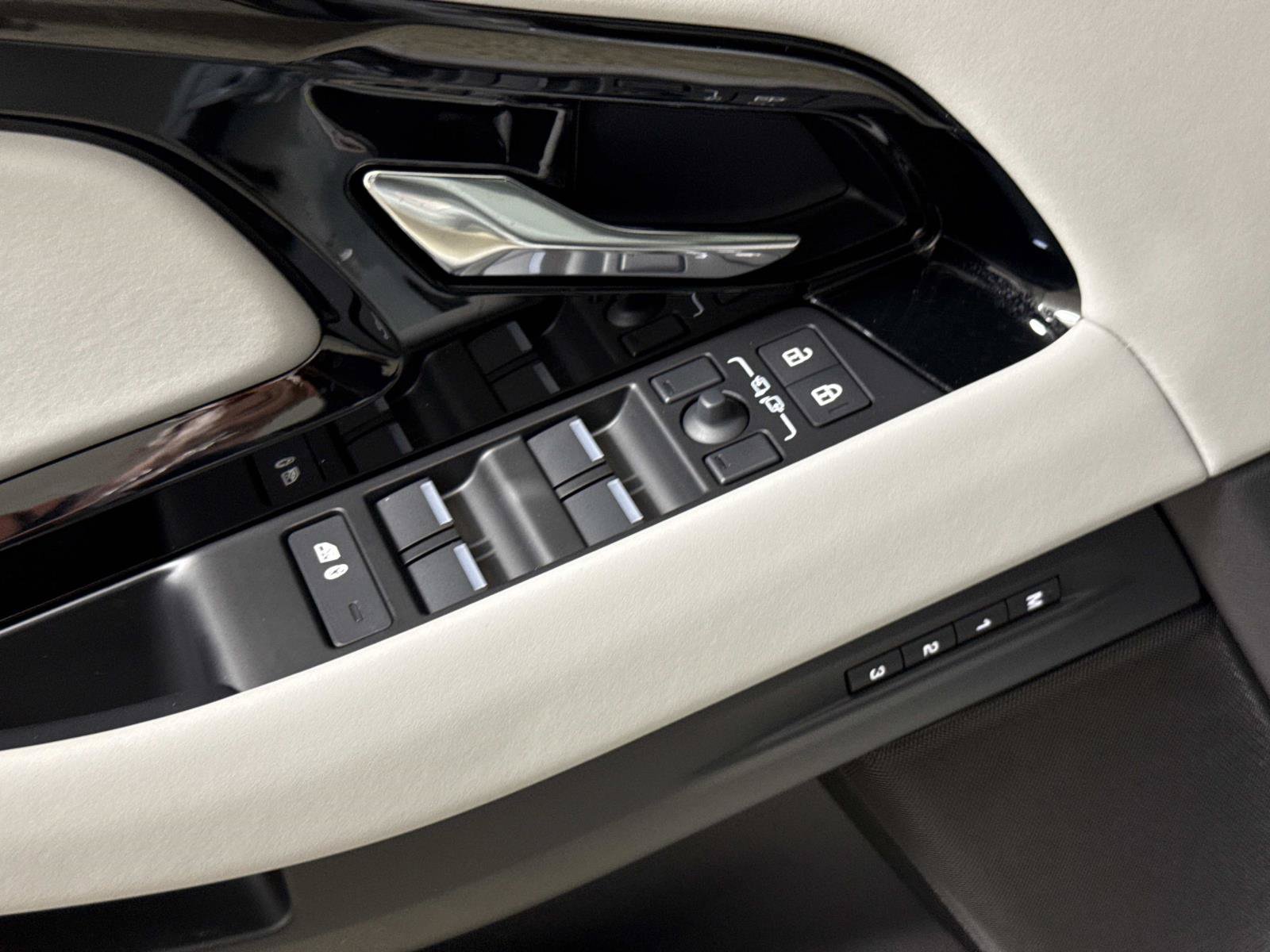 New 2026 Land Rover Range Rover Evoque S AWD/4WD image 18