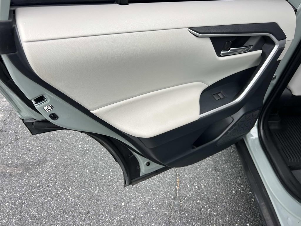 Used 2020 Toyota RAV4 XLE Premium image 21