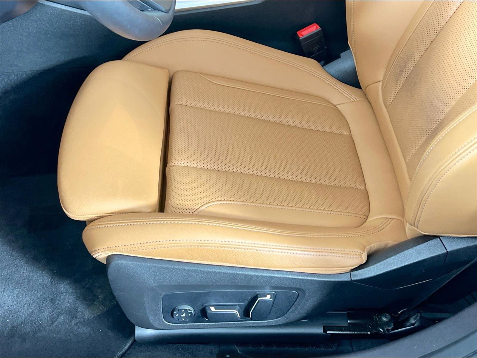 Certified 2024 BMW 330i xDrive Sedan w/ Convenience Package image 18