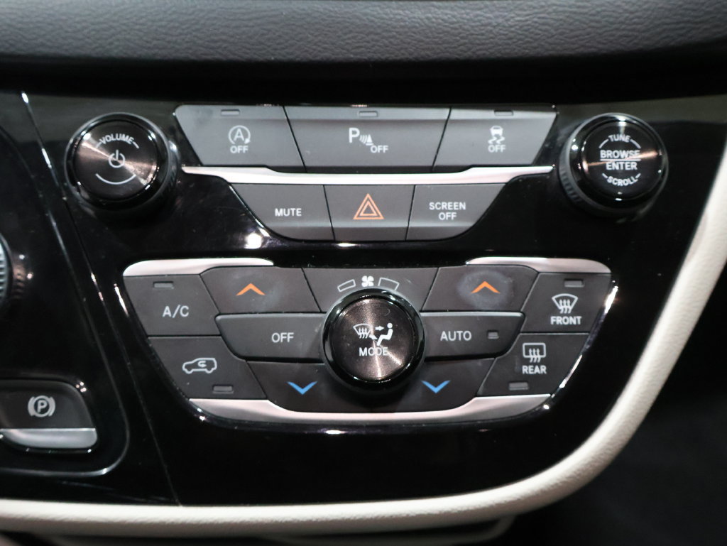 Used 2018 Chrysler Pacifica Touring Plus FWD image 37
