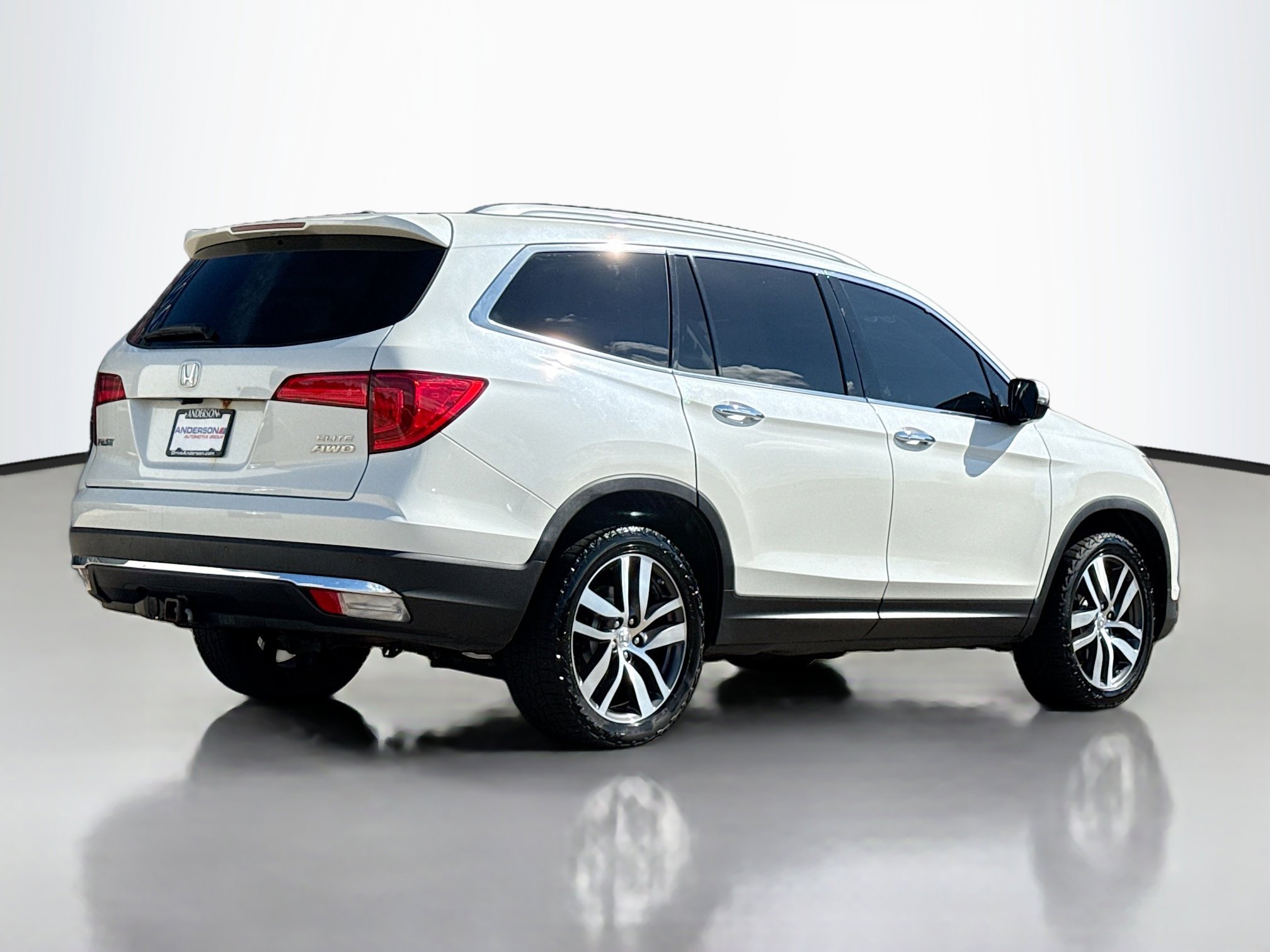 Used 2017 Honda Pilot Elite image 2